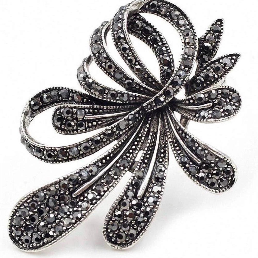 Elegant Silver and Black Women's Jewelry Piece Metal Bade